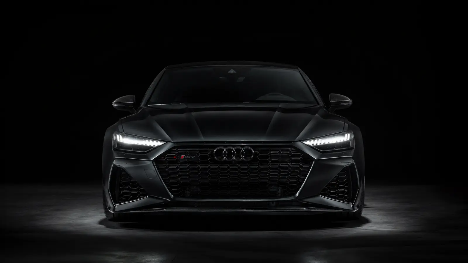 АВТО 1000632 тёмный Audi RS7 выходит из темноты со светом фар