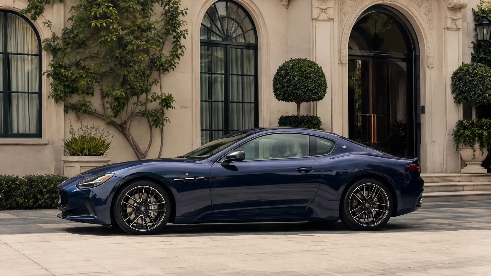 АВТО 1001119 синий Maserati GranTurismo у итальянского отеля