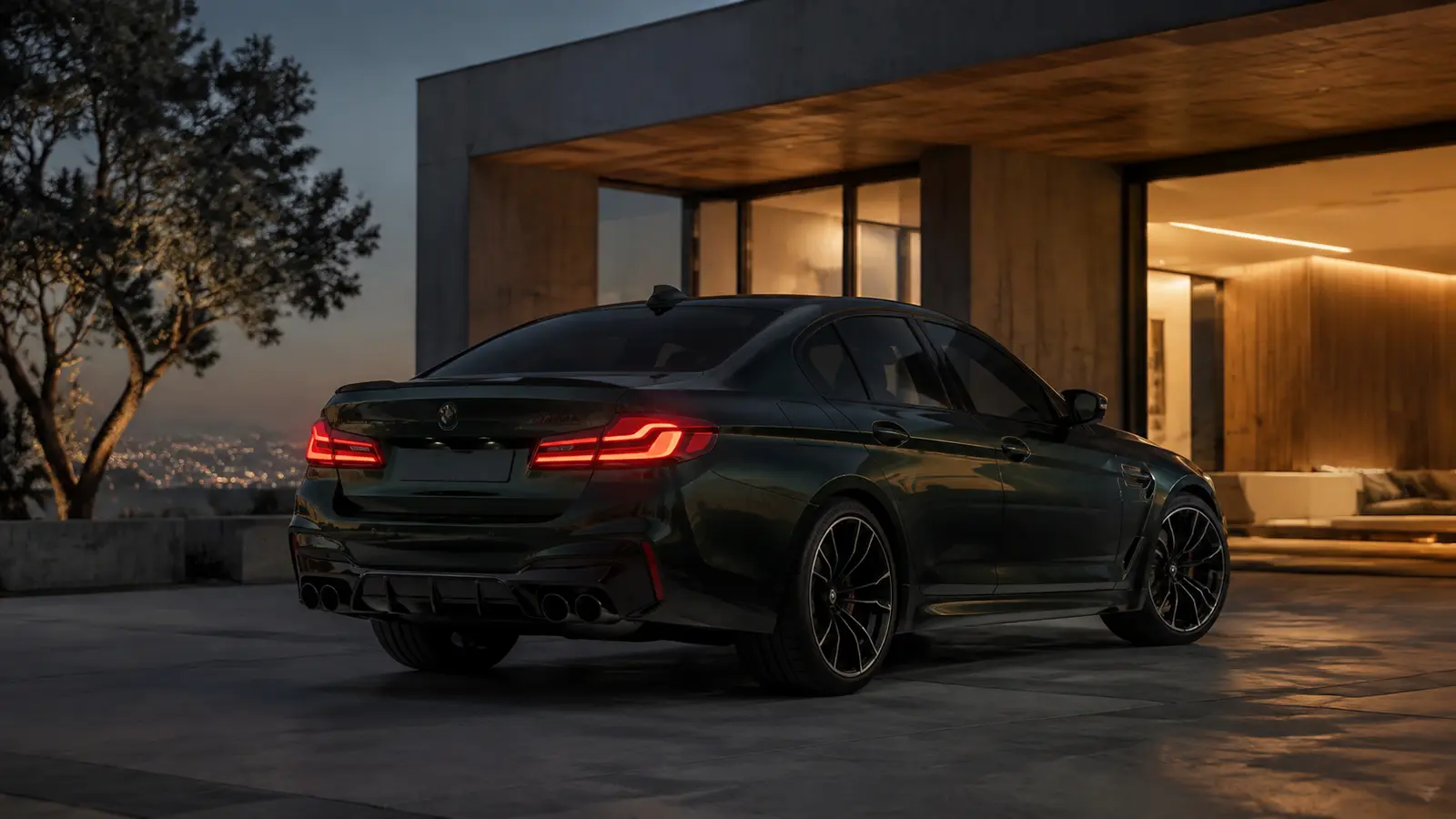 АВТО 1000695 тёмно-зелёный BMW M5 сзади у современной виллы