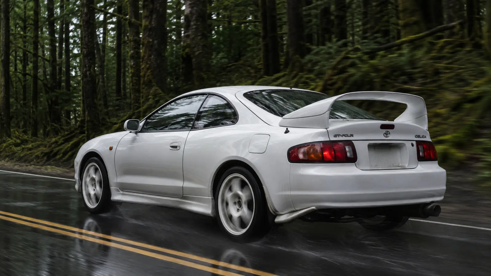 АВТО 1002179 белая Toyota Celica GT-Four крупно на лесной дороге