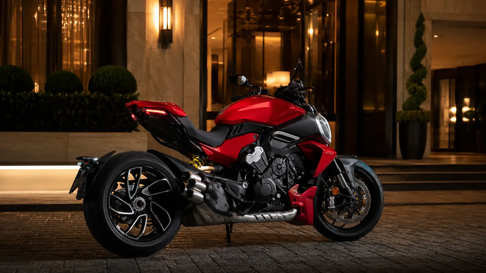 АВТО 1002360 красный Ducati Diavel V4 у ночного отеля