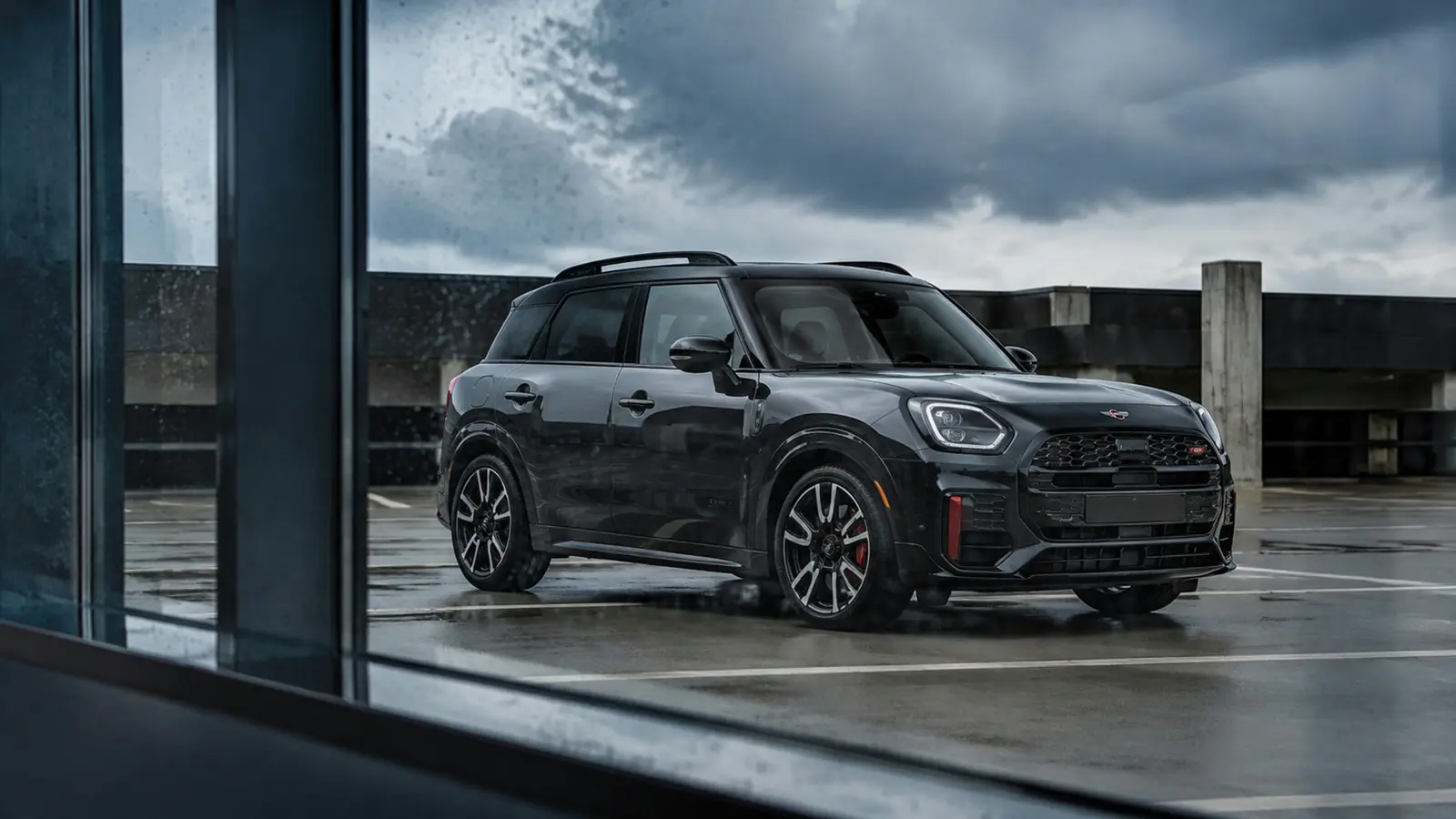 АВТО 1003287 графитовый MINI John Cooper Works Countryman крупно сквозь дождевое стекло
