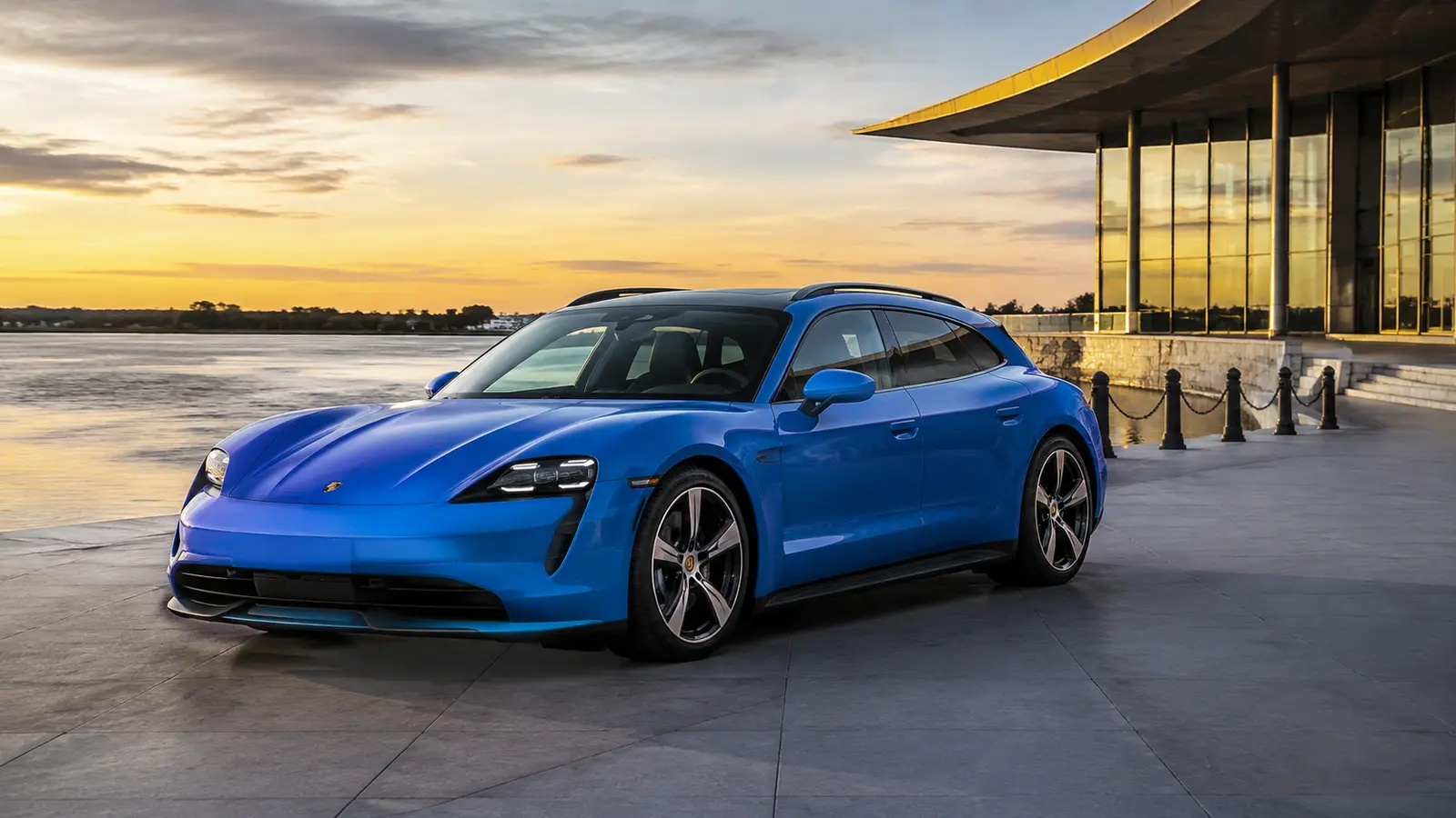 АВТО 1000538 белый Porsche Taycan Sport Turismo на перевале