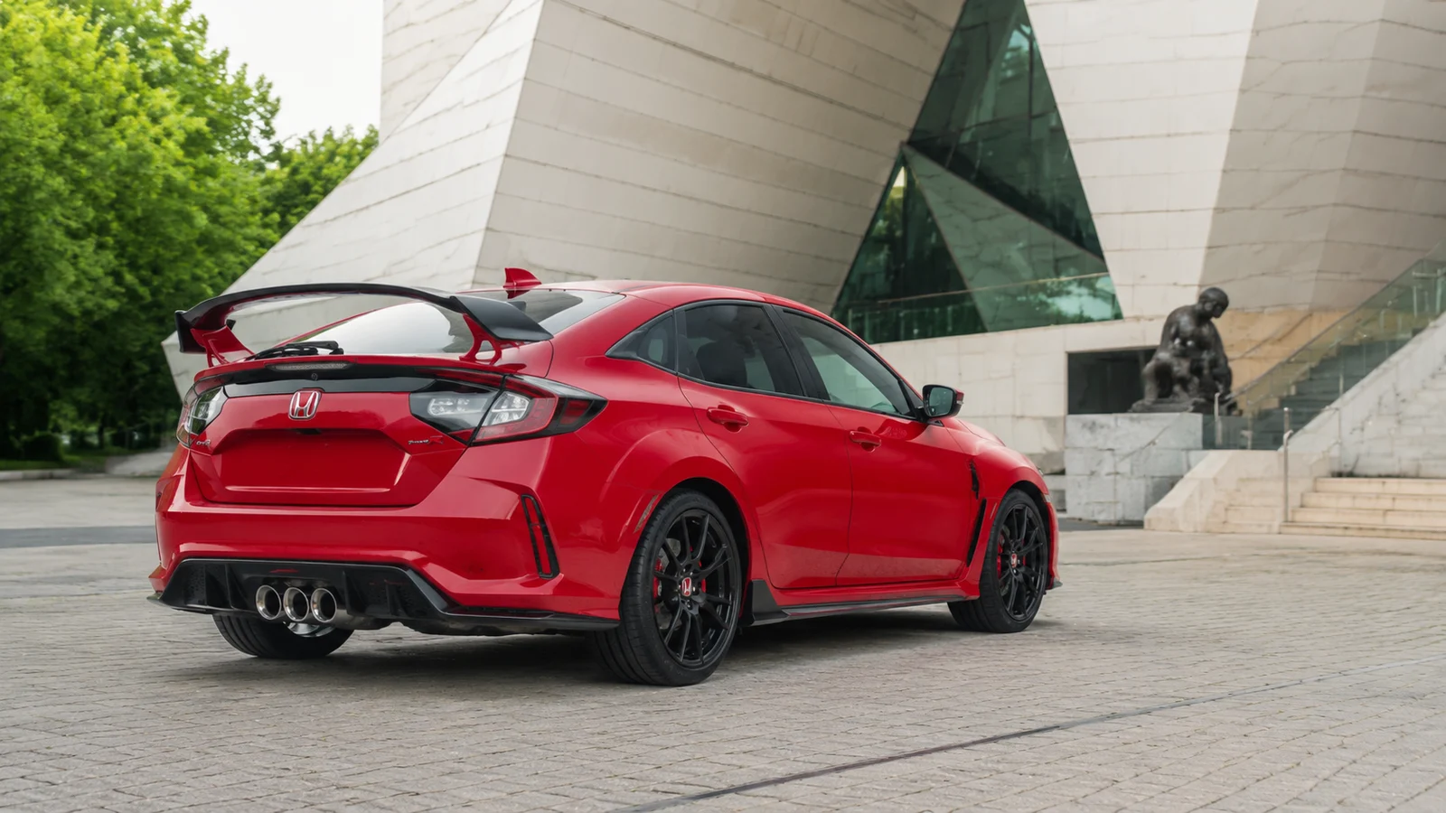 АВТО 1001247 красная Honda Civic Type R у музея