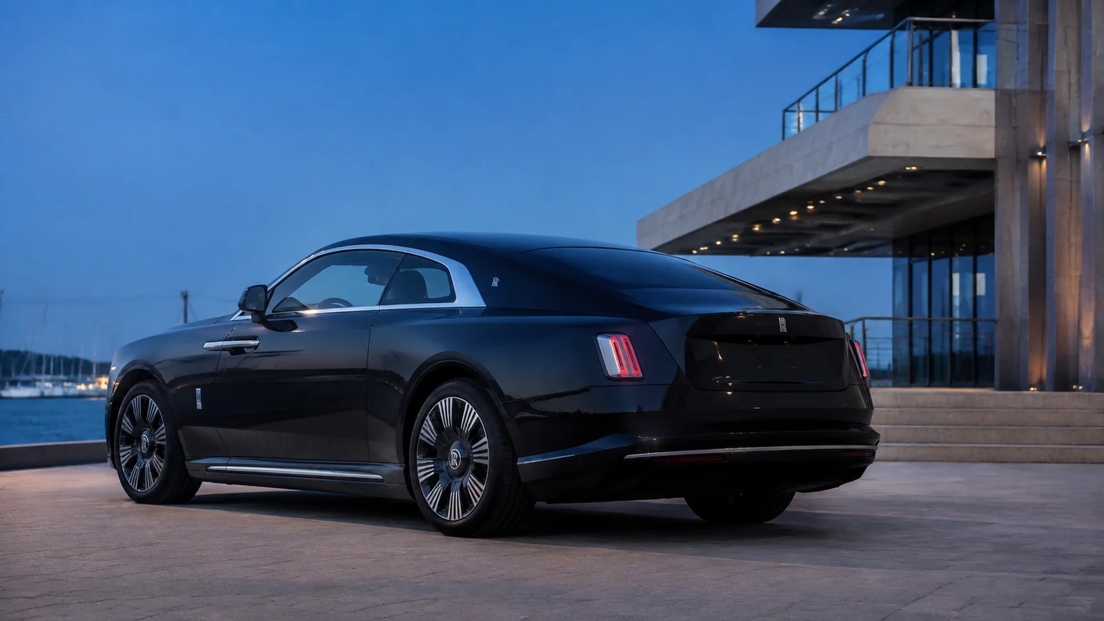 АВТО 1001251 чёрный Rolls-Royce Spectre у современной марины