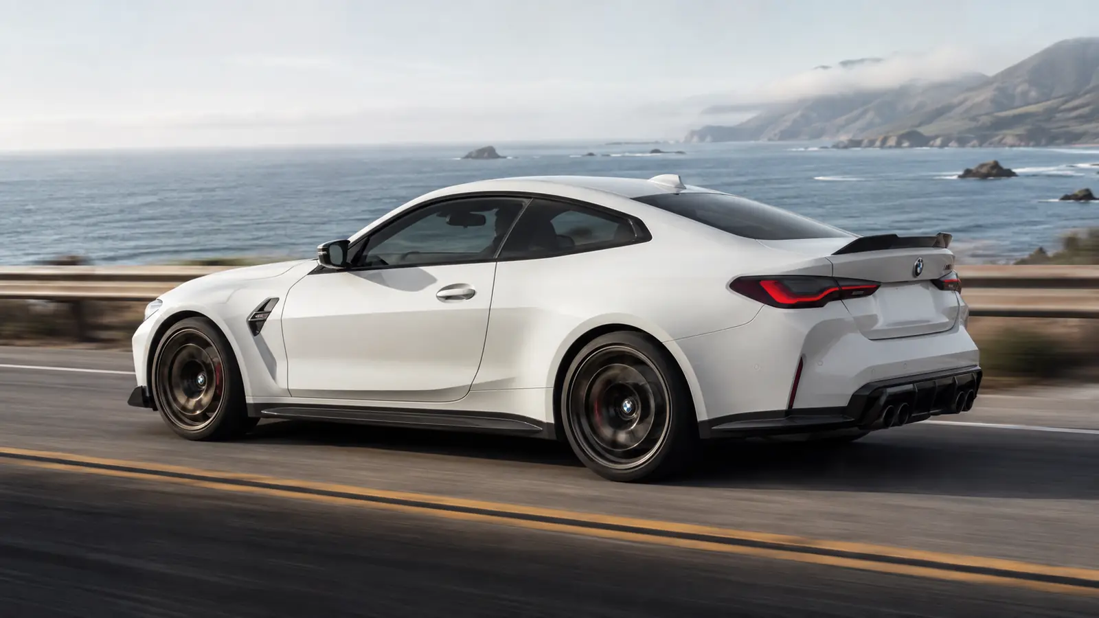 АВТО 1002196 белый BMW M4 CS крупно на дороге у океана