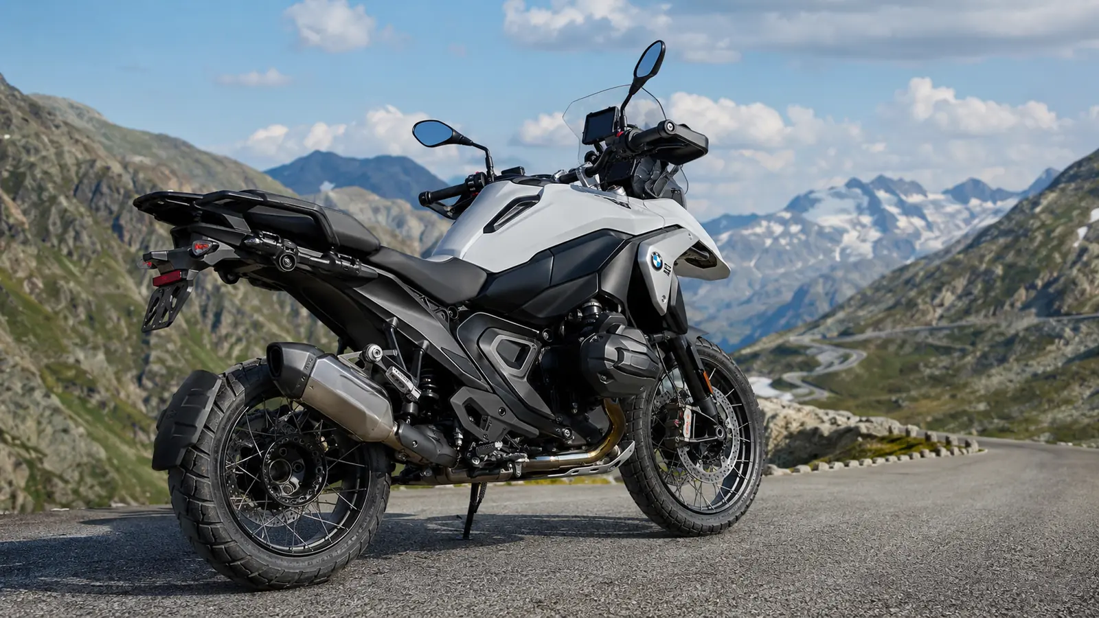 АВТО 1002333 белый BMW R 1300 GS крупно на горном перевале