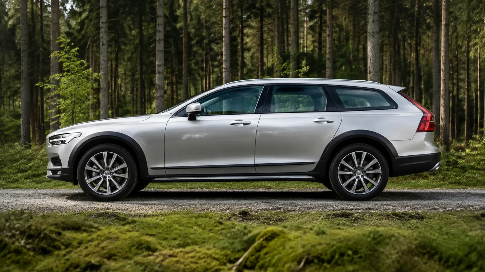 АВТО 1002888 серебристый Volvo V90 Cross Country крупным профилем на лесной дороге