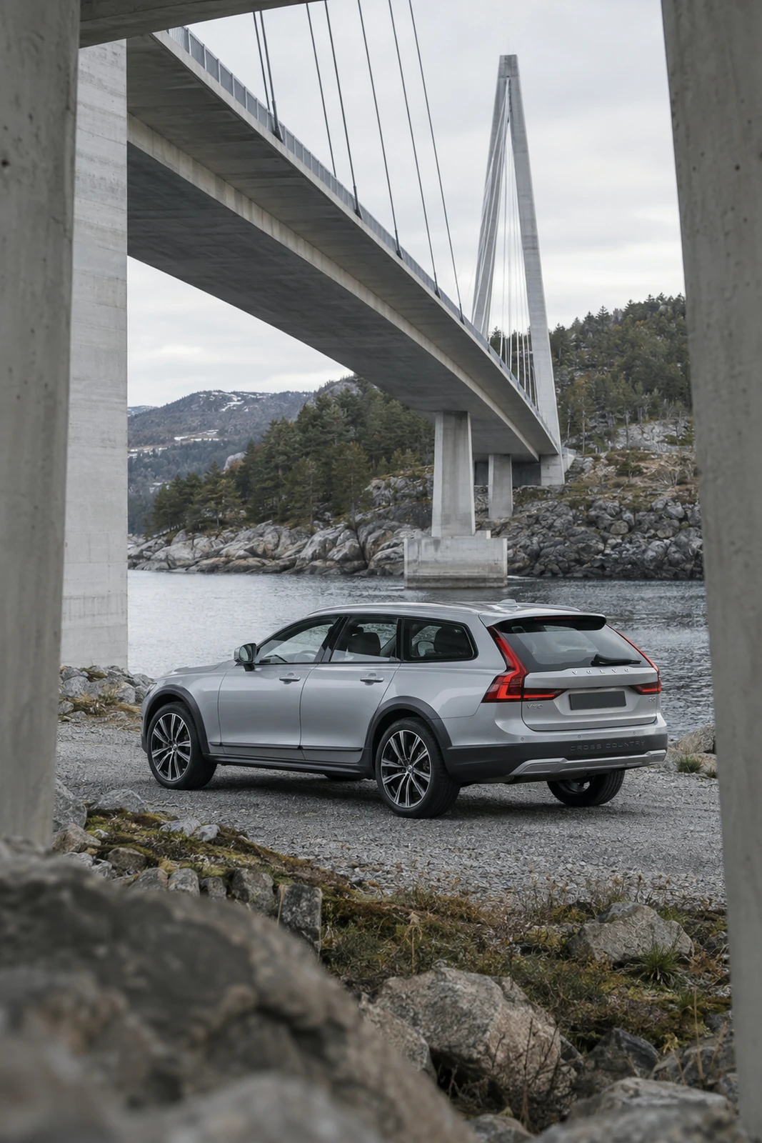 АВТО 1007497 серебристый Volvo V90 Cross Country под скандинавским мостом