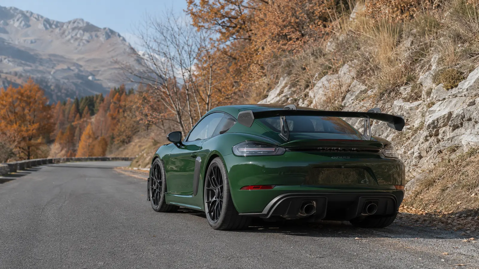 АВТО 1001596 Зелёный Porsche 718 Cayman GT4 RS на осеннем перевале