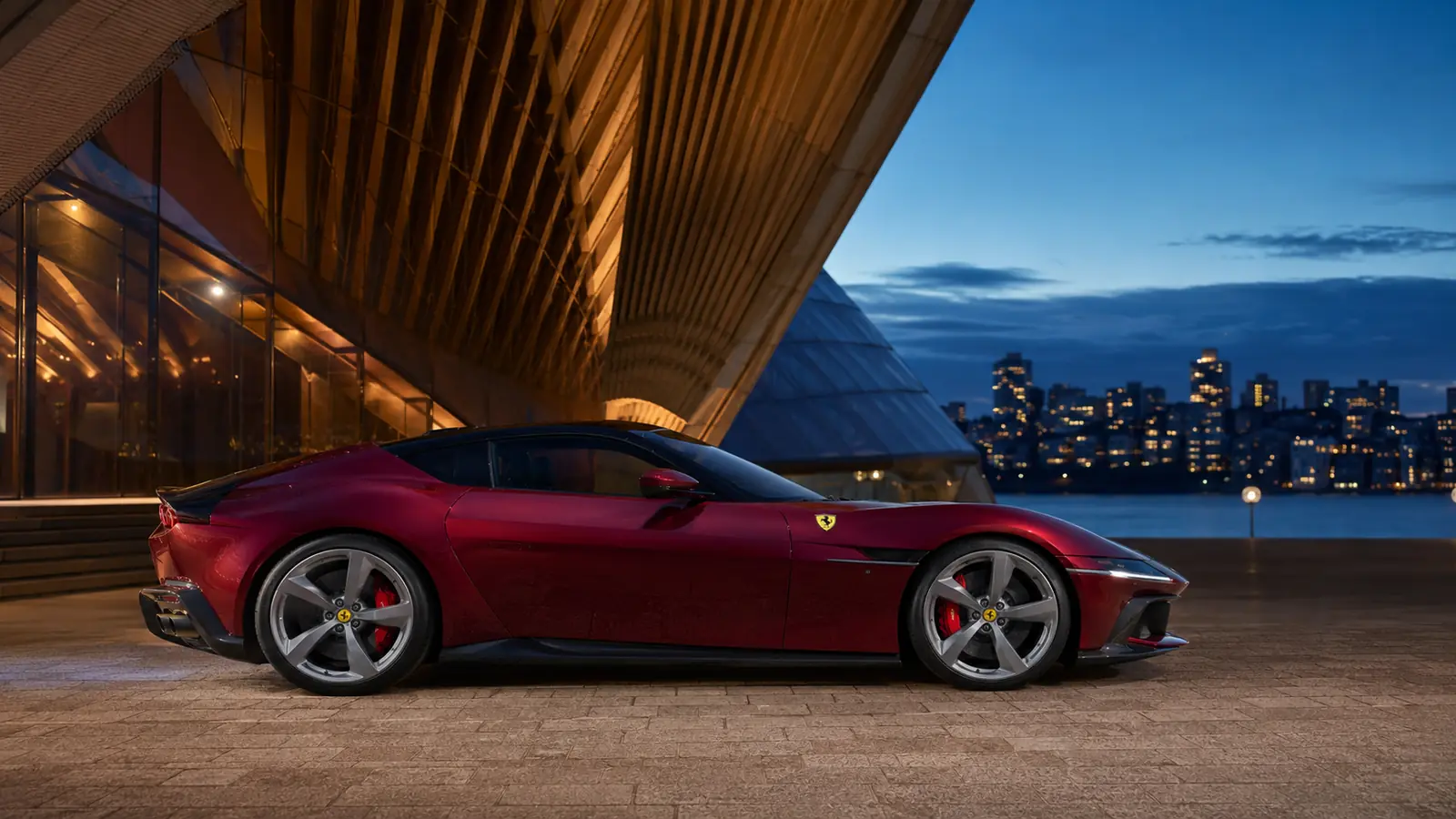 АВТО 1002406 бордовый Ferrari 12Cilindri у оперного театра