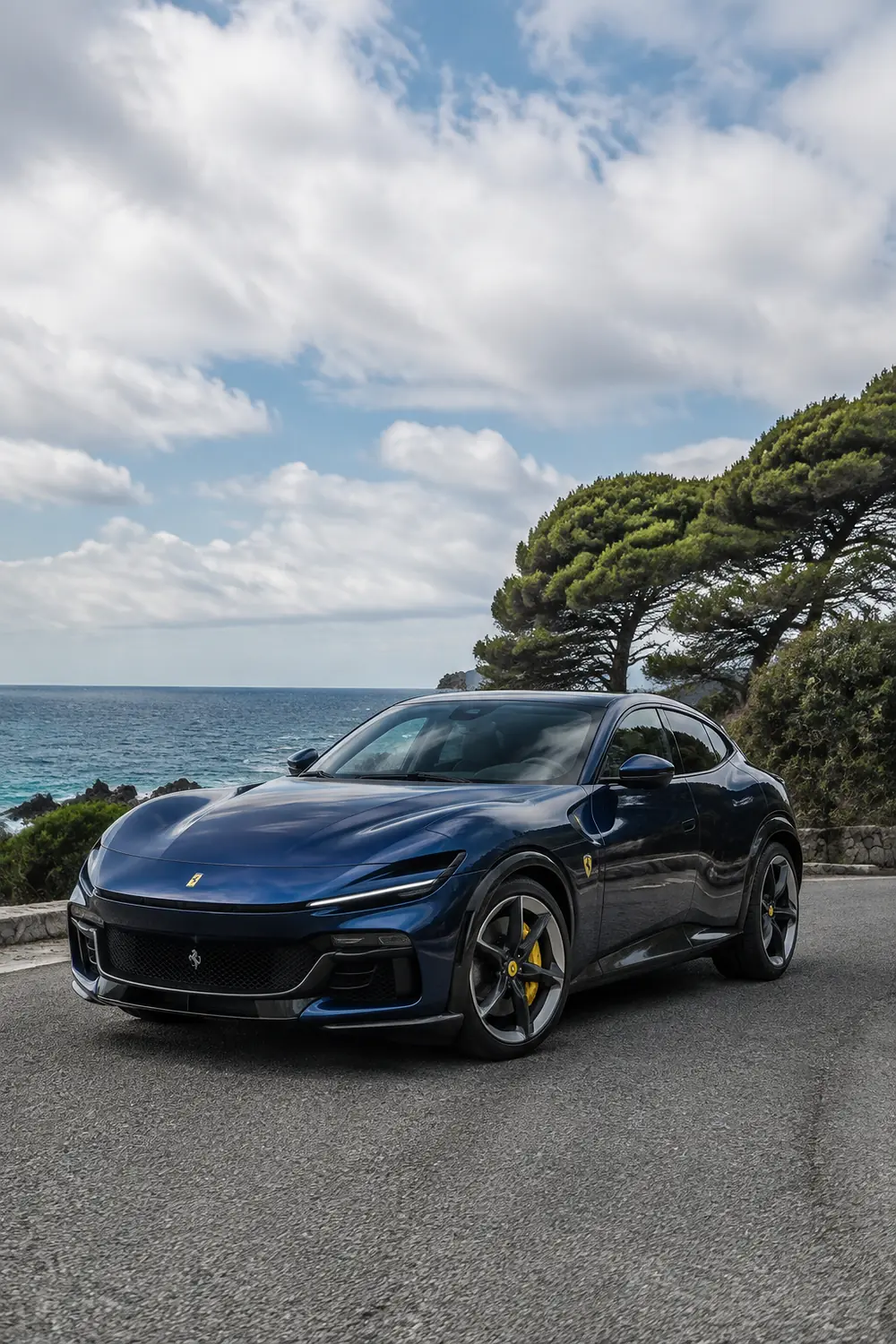 АВТО 1003787 синяя Ferrari Purosangue на прибрежной дороге