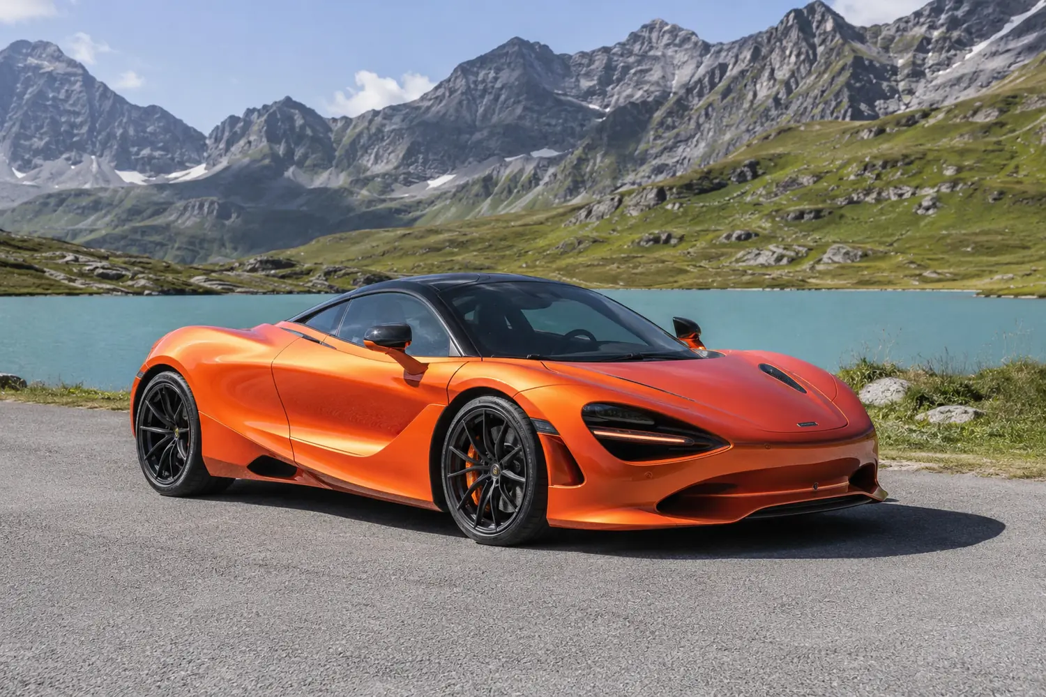 АВТО 1003732 оранжевый McLaren 750S у альпийского озера