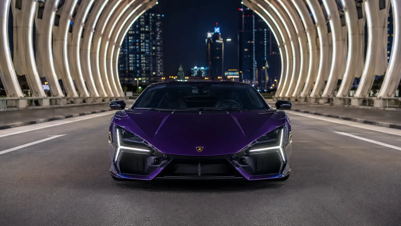 АВТО 1002089 фиолетовый Lamborghini Revuelto лицом в световых арках