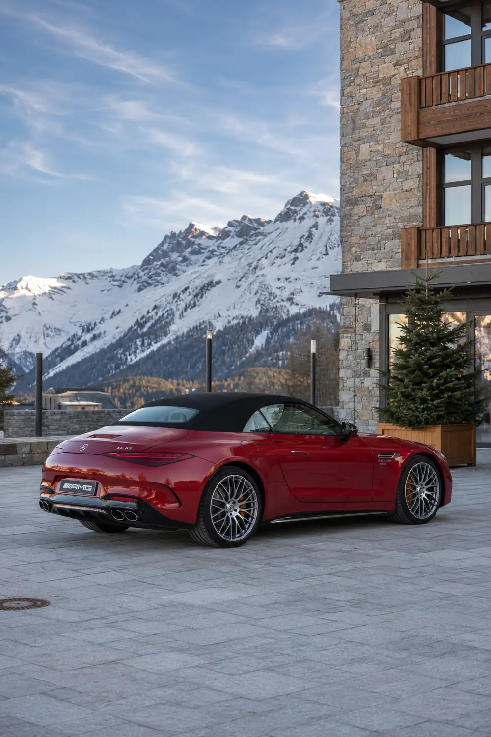 АВТО 1003749 красный Mercedes AMG SL63 у альпийского отеля
