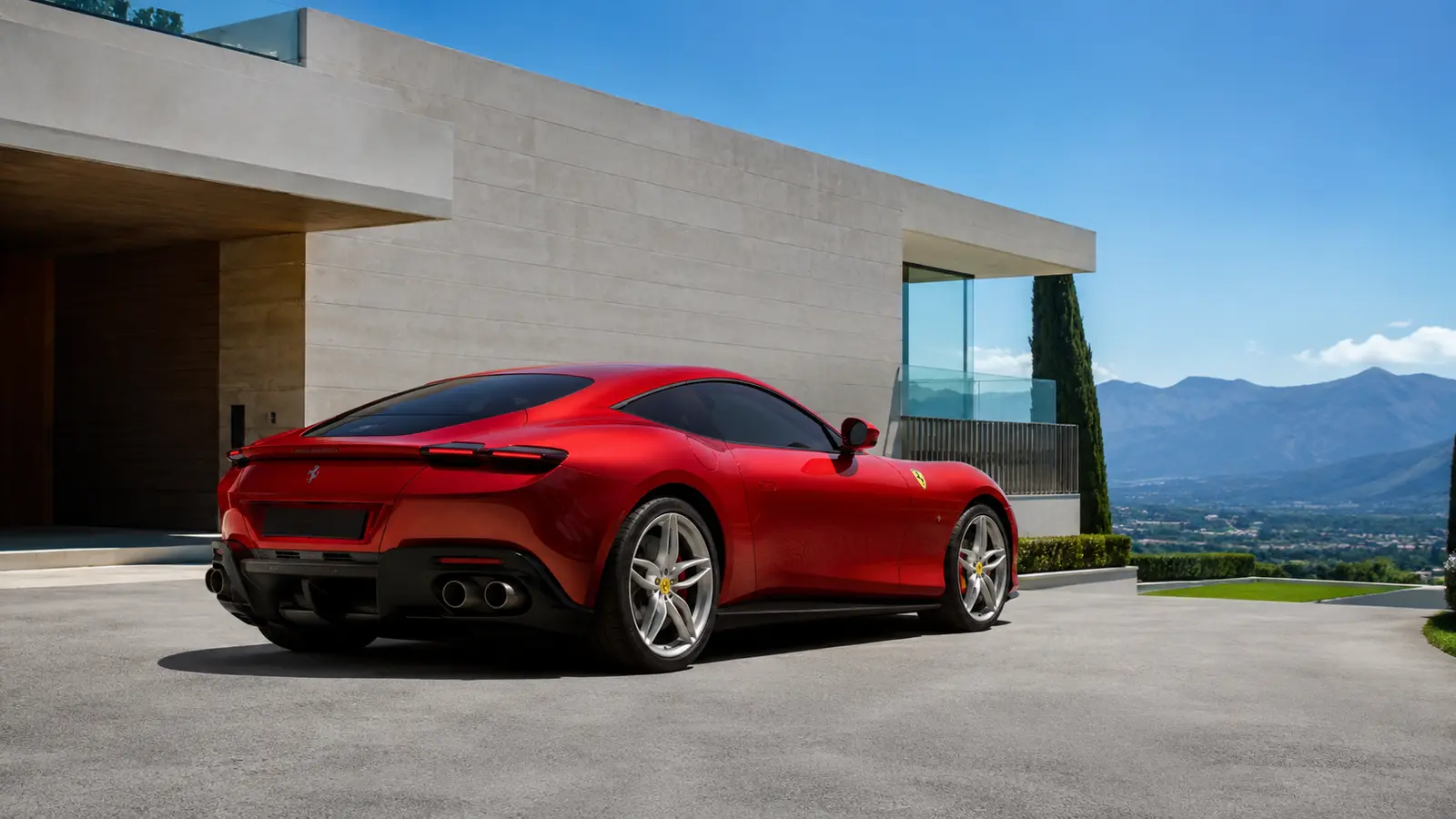 АВТО 1000977 красный Ferrari Roma у современной виллы
