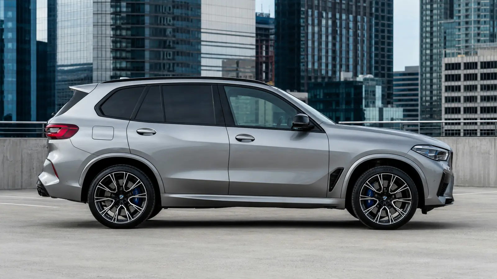 АВТО 1003097 серебристый BMW X5 M Competition крупно премиальный кадр