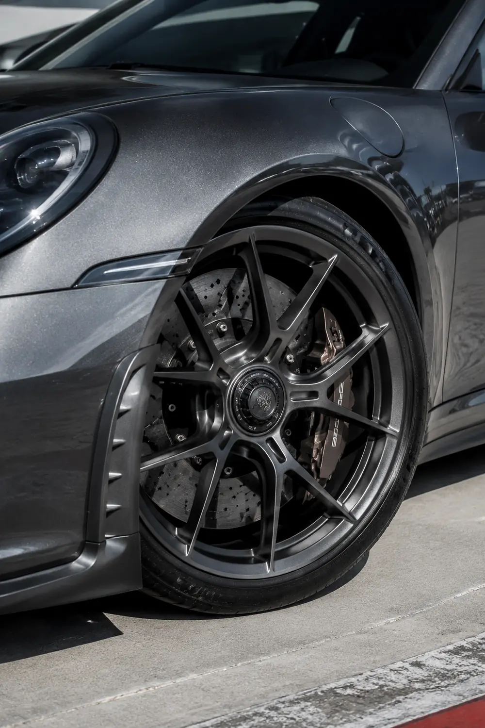 АВТО 1003802 колесо и тормоза серого Porsche 911 GT3