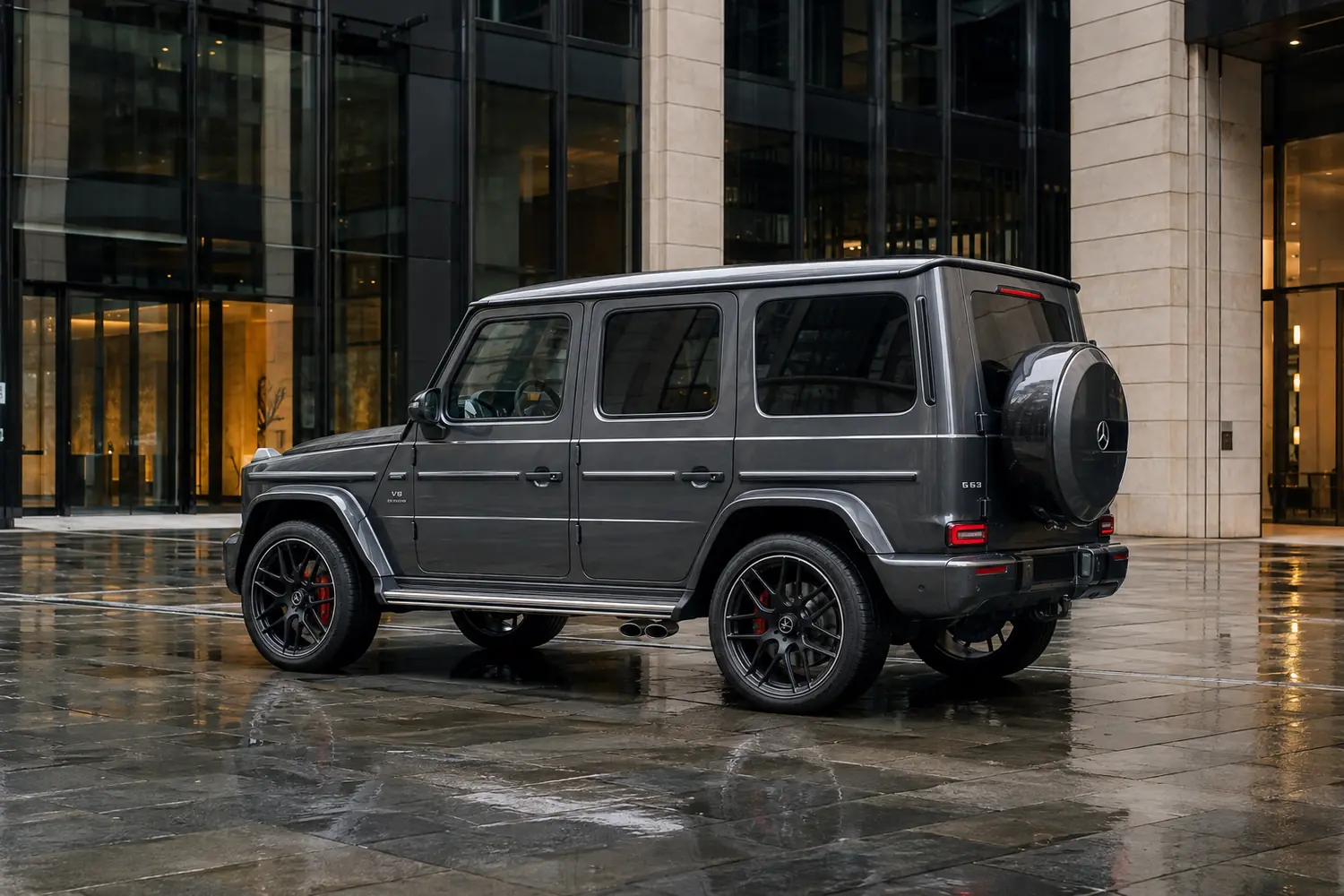АВТО 1003724 графитовый Mercedes G63 в деловом квартале