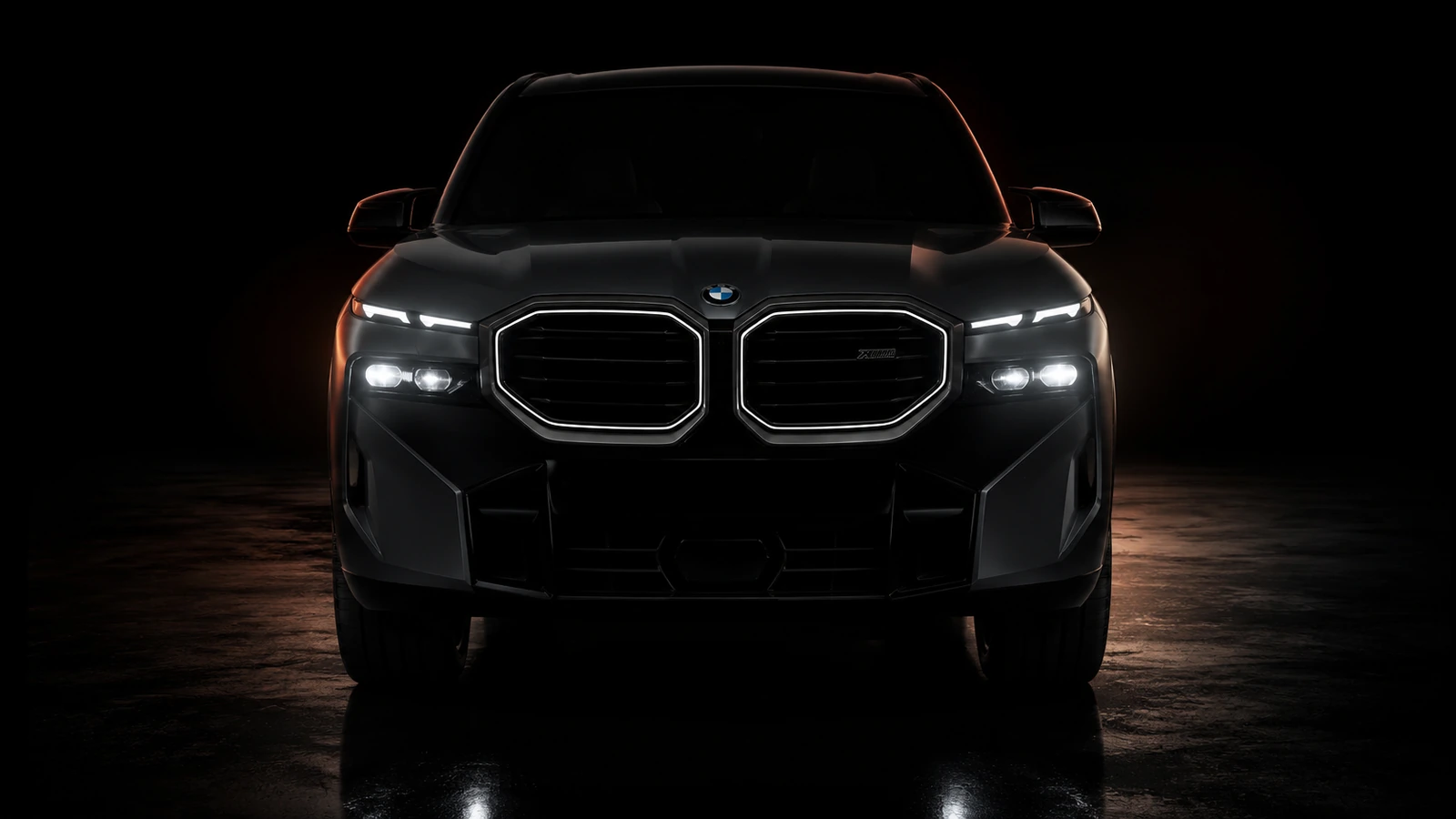 АВТО 1000789 тёмный BMW XM выходит из темноты со светом фар