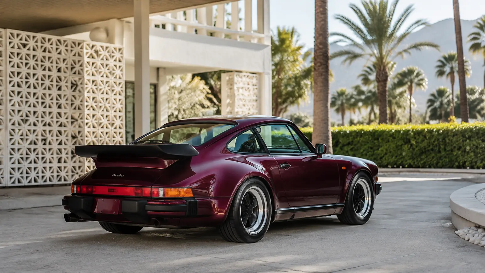 АВТО 1001401 бордовый Porsche 911 Turbo 930 у отеля восьмидесятых