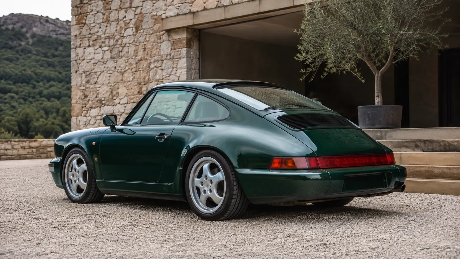 АВТО 1002405 зелёный Porsche 911 поколения 964 у каменной виллы