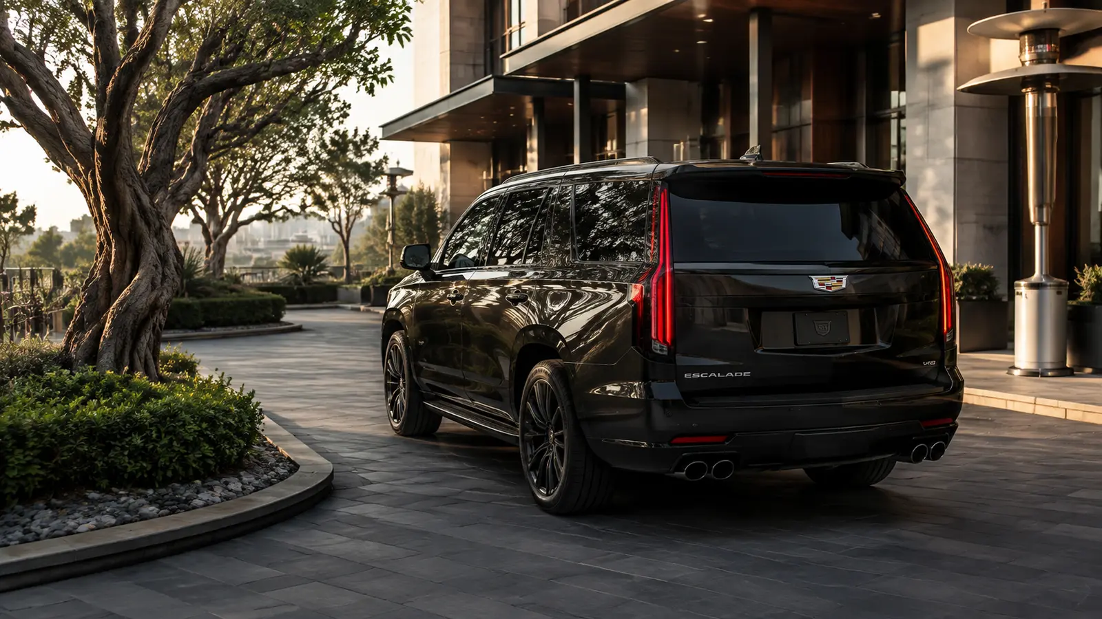 АВТО 1000997 чёрный Cadillac Escalade у современного отеля