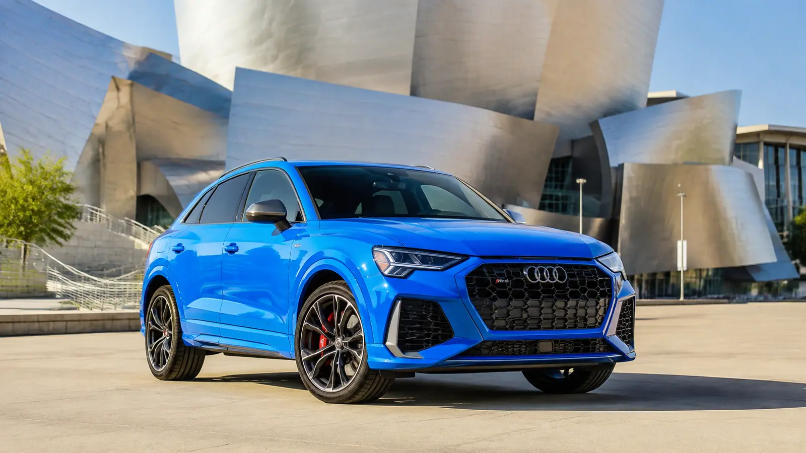 АВТО 1000475 синий Audi RS Q3 у современного музея