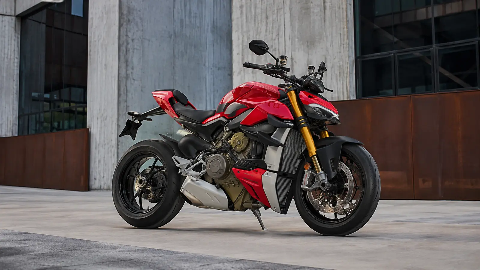 АВТО 1000548 красный Ducati Streetfighter V4 у арки