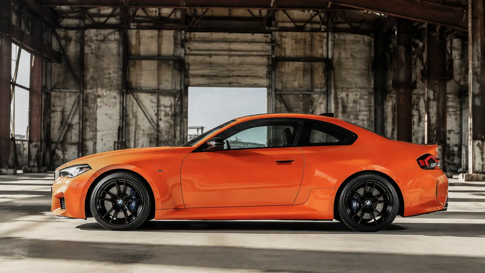 АВТО 1001022 оранжевый BMW M2 у индустриального павильона