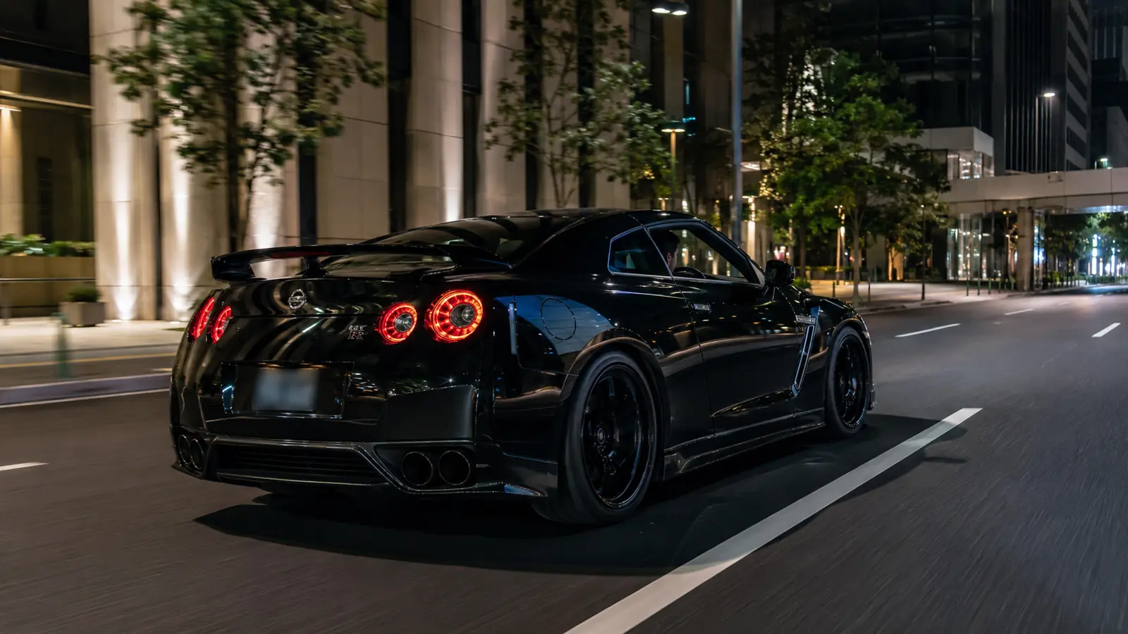 АВТО 1002455 чёрный Nissan GT-R в движении по токийской улице