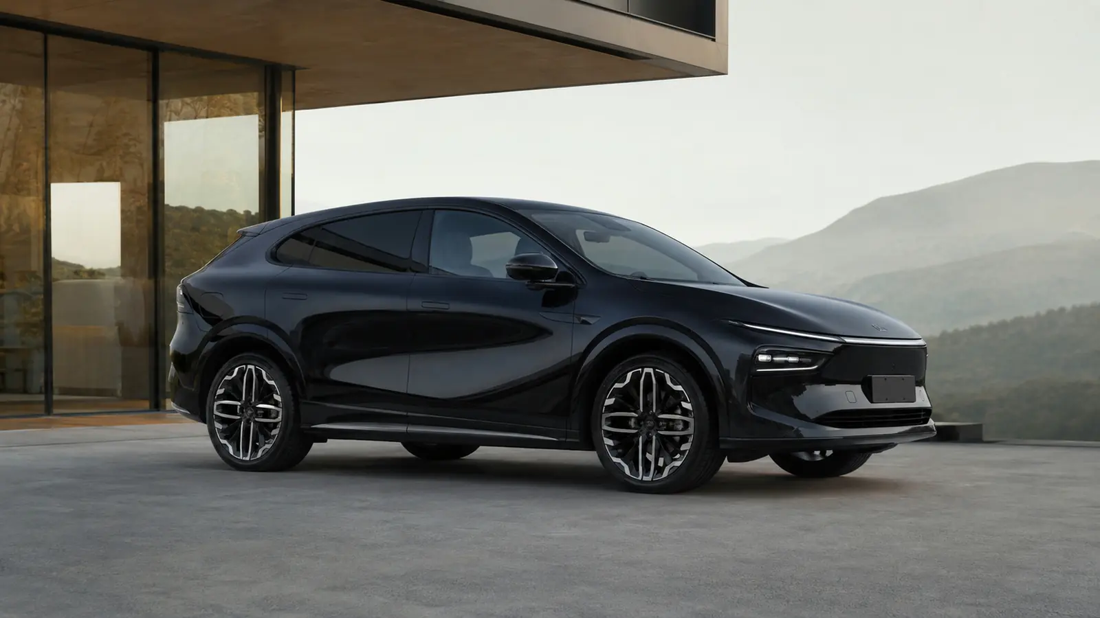 АВТО 1002518 чёрный XPeng G7 у стеклянной виллы