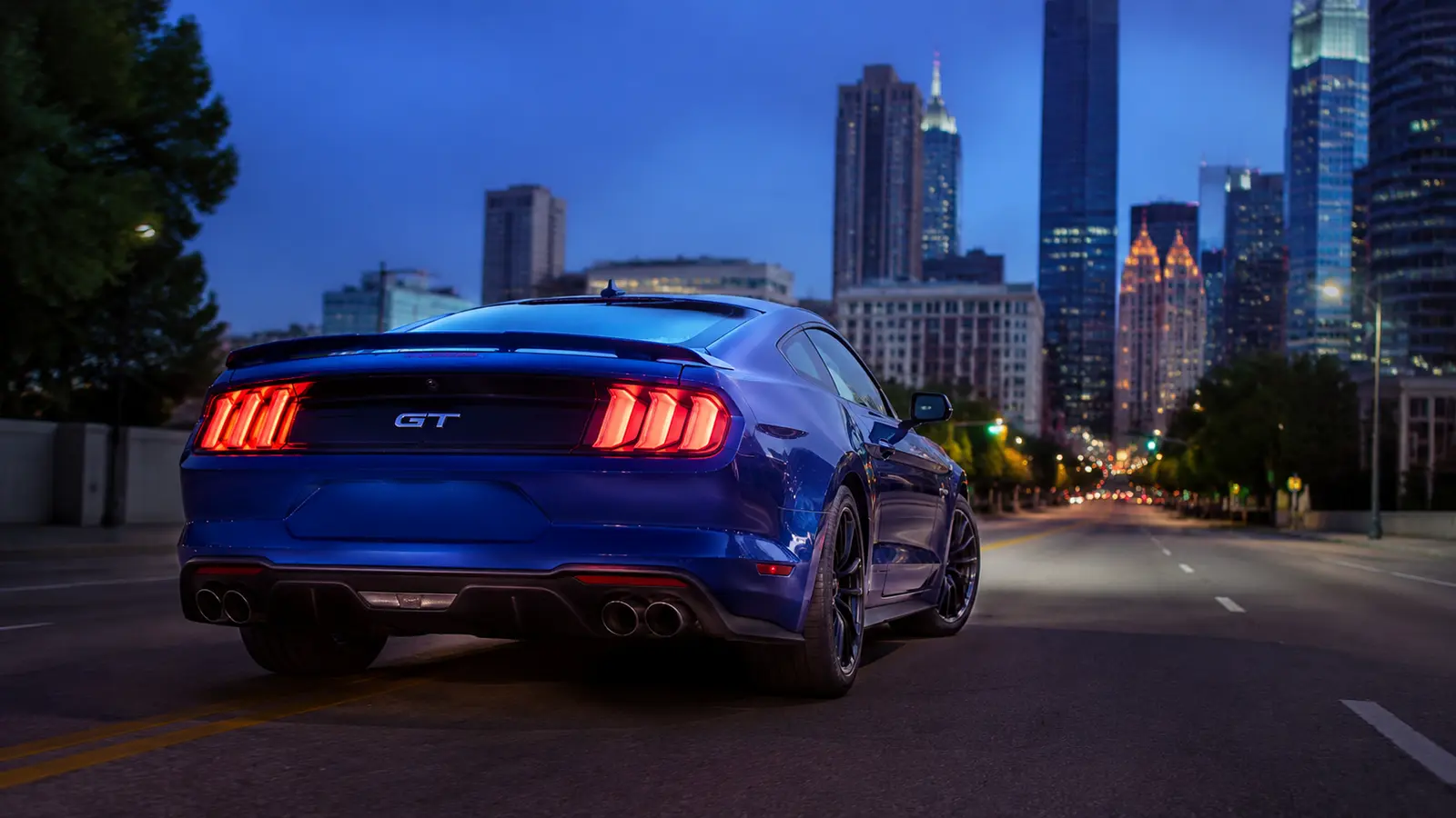 АВТО 1000627 синий Ford Mustang GT сзади на пустой улице
