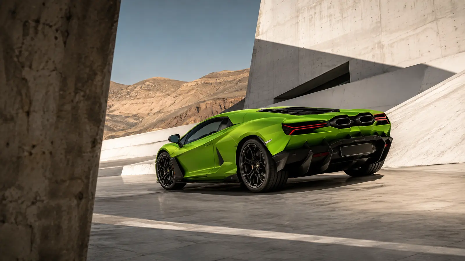 АВТО 1003396 зелёный Lamborghini Revuelto у бетонного музея