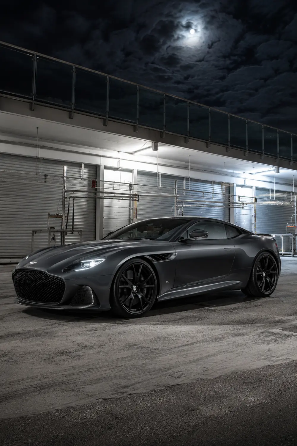 АВТО 1003802 серый Aston Martin DBS 770 Ultimate в пустом гоночном боксе