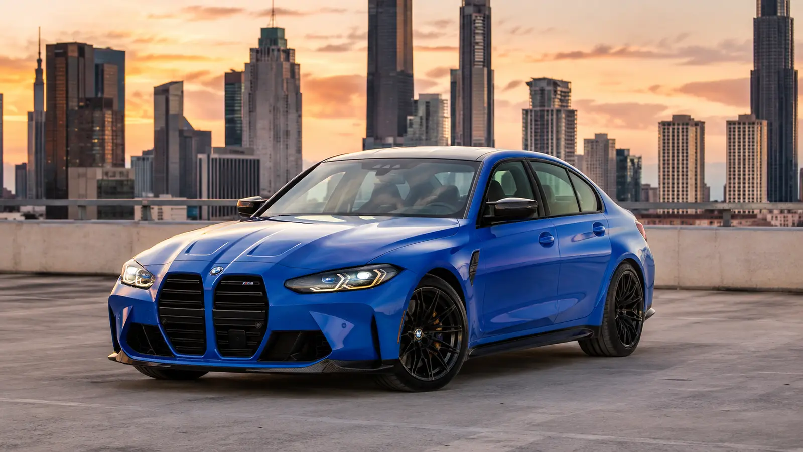 АВТО 1000420 синяя BMW M3 G80 на крыше паркинга