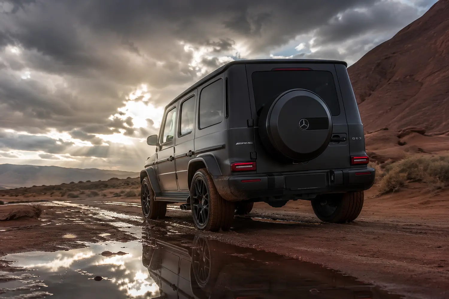 АВТО 1003423 чёрный Mercedes-AMG G 63 после дождя в пустыне
