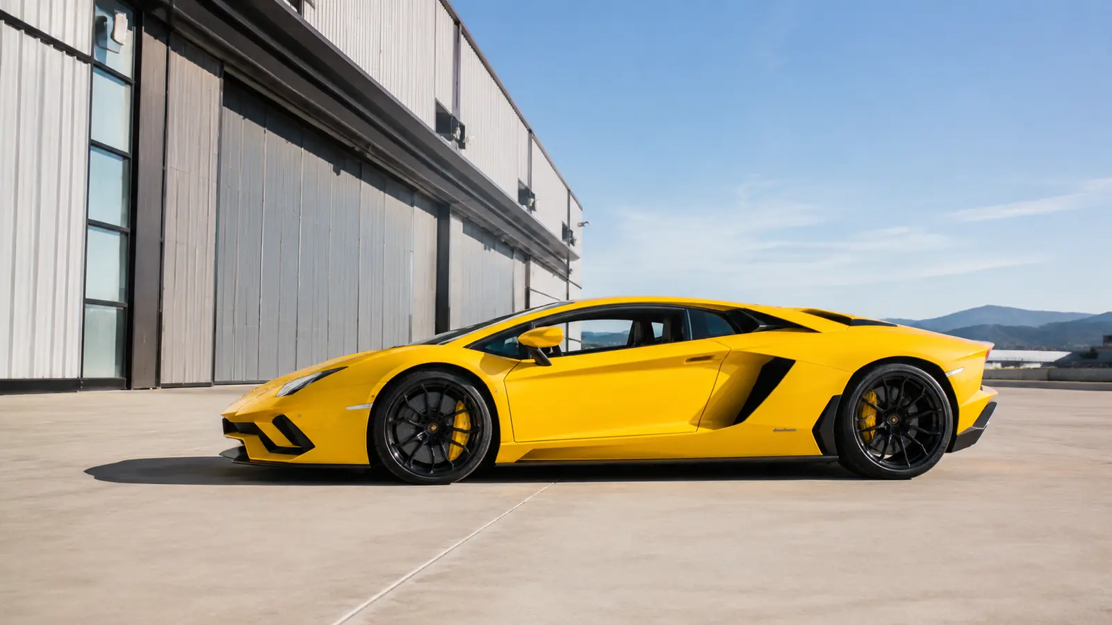 АВТО 1000673 жёлтый Lamborghini Aventador в профиль у ангара