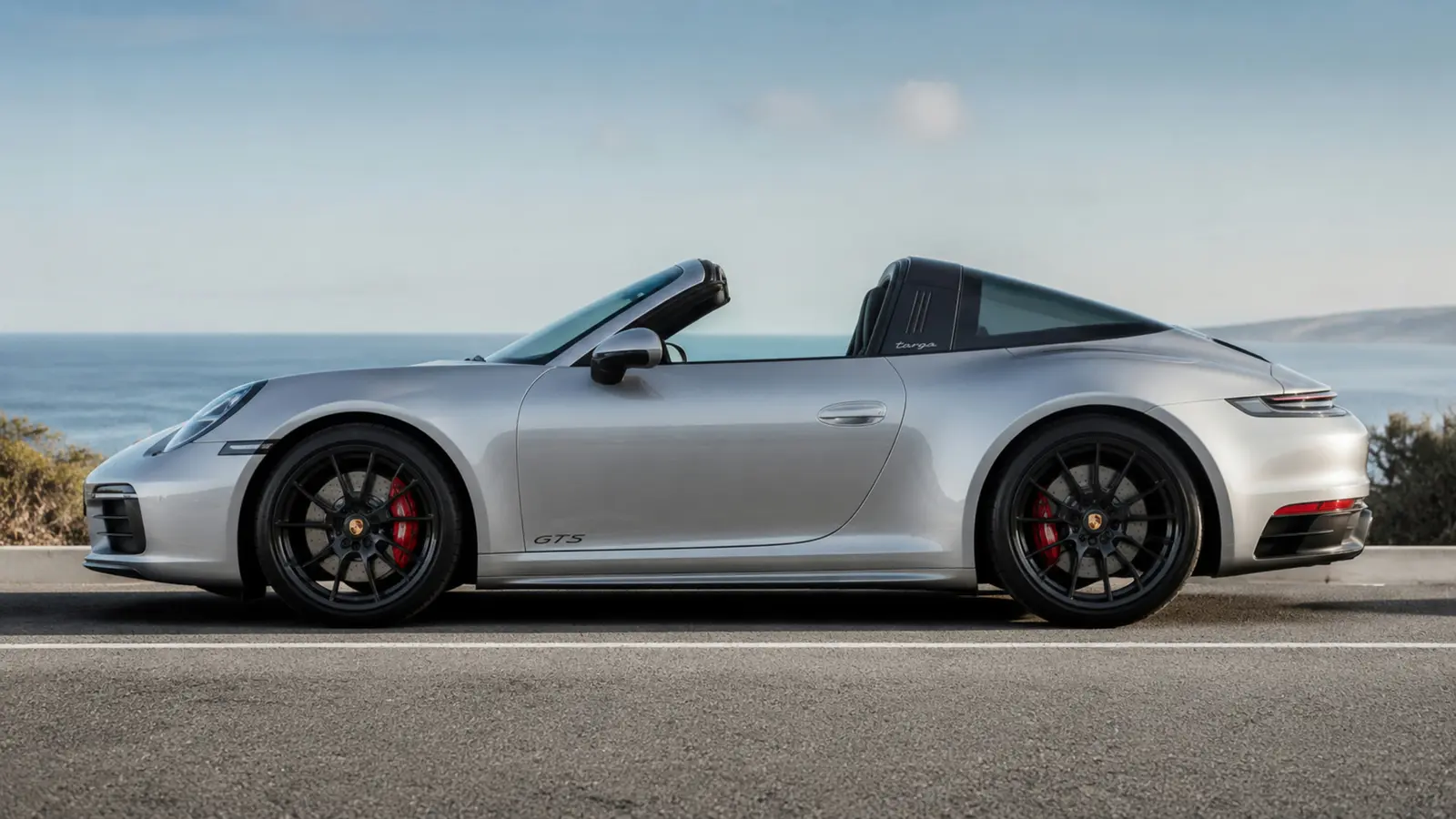АВТО 1002892 серебристый Porsche 911 Targa крупным профилем у моря