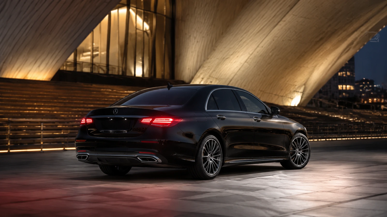 АВТО 1000772 чёрный Mercedes S-Class у современного оперного театра