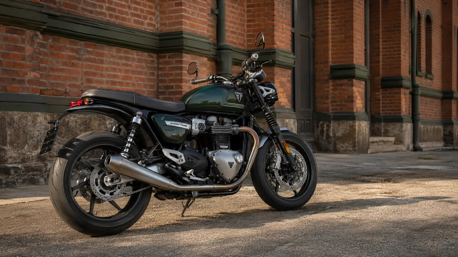 АВТО 1002189 зелёный Triumph Speed Twin 1200 крупно у кирпичной архитектуры