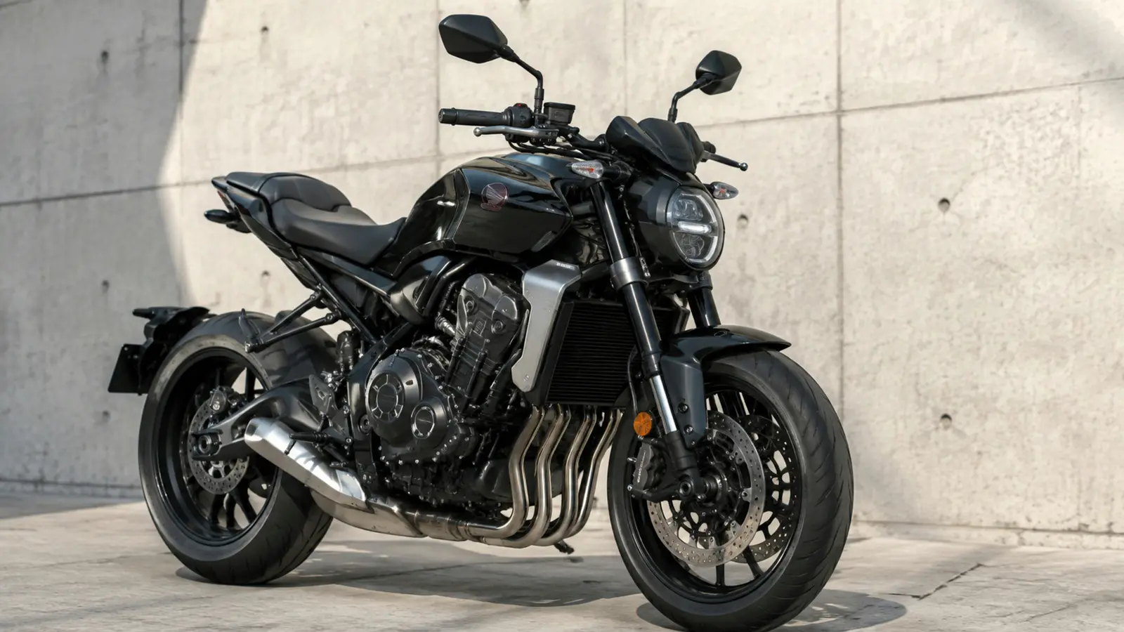 АВТО 1002843 чёрный Honda CB1000R крупно у светлой бетонной стены