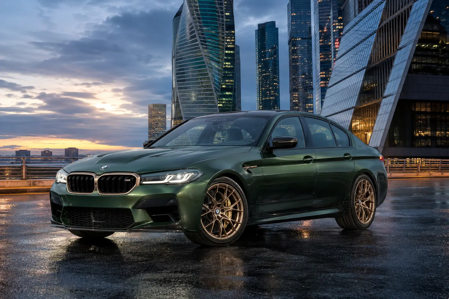АВТО 1003712 зелёный BMW M5 CS у Москва-Сити на рассвете