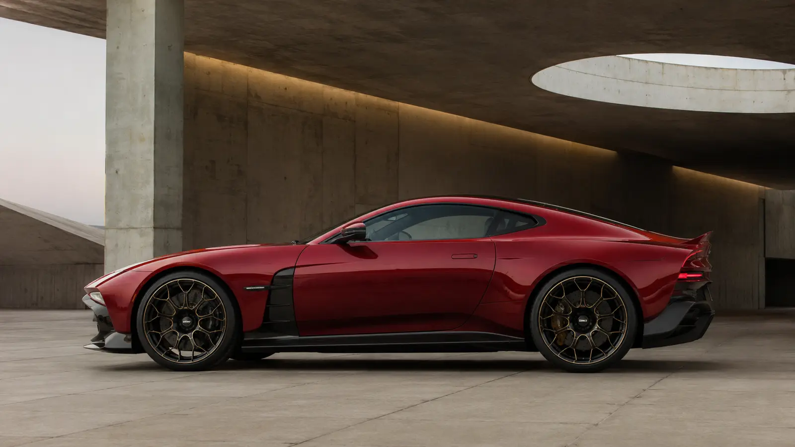 АВТО 1001182 красный Aston Martin Valour у бетонного павильона