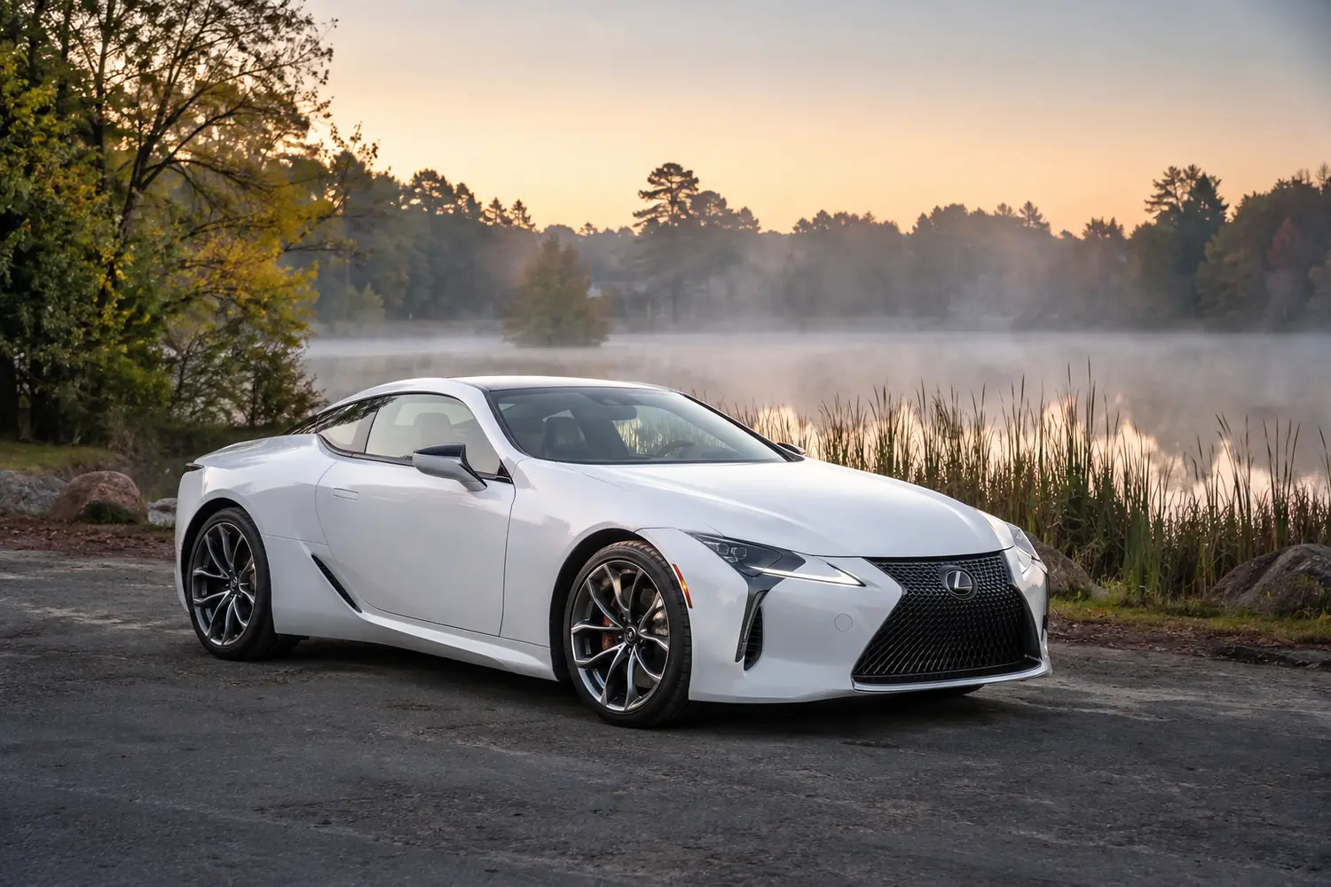 АВТО 1003730 белый Lexus LC500 у озера на рассвете