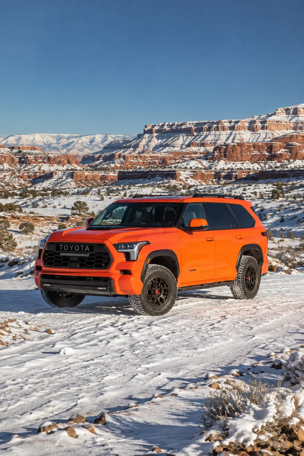 АВТО 1003797 оранжевая Toyota Sequoia TRD Pro среди зимних скал
