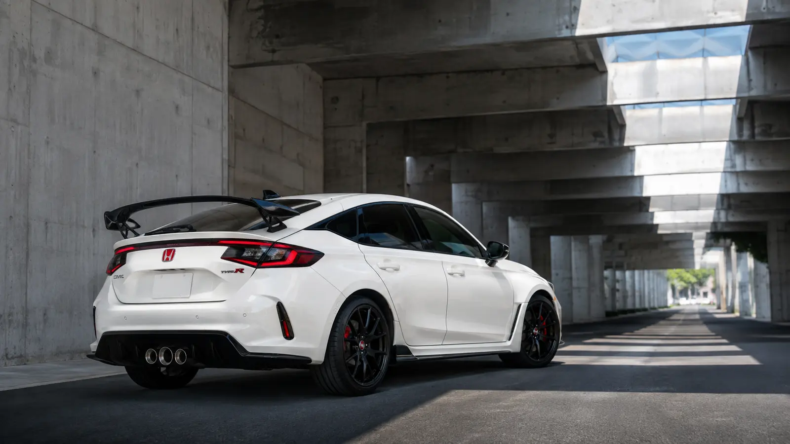 АВТО 1001623 белый Honda Civic Type R в городском тоннеле