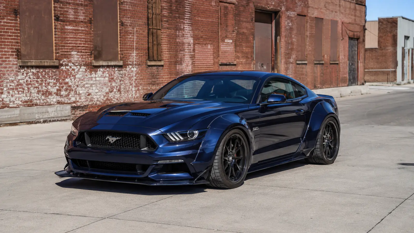 АВТО 1000112 синий Ford Mustang GT у кирпичных мастерских