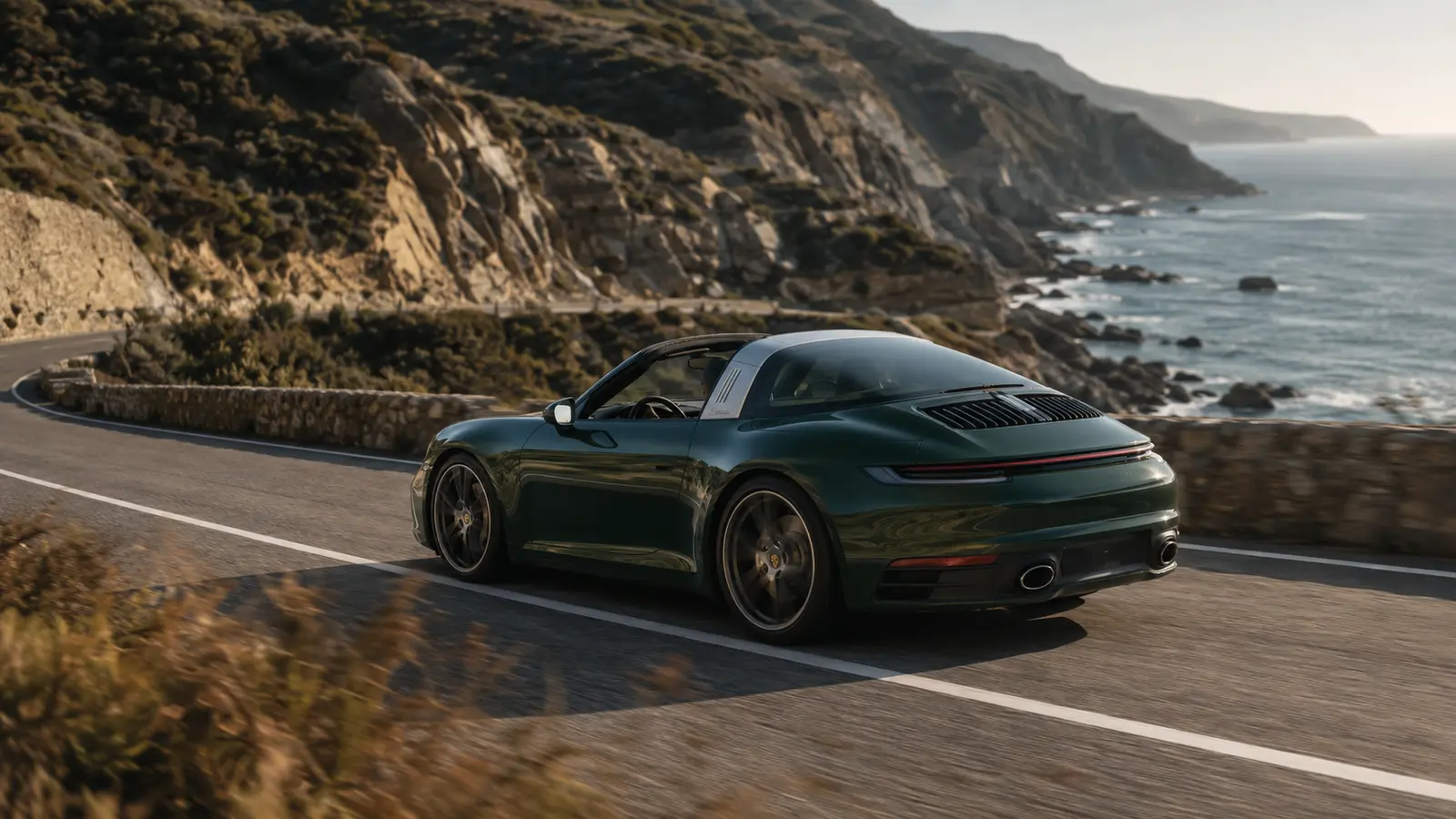 АВТО 1001153 зелёный Porsche 911 Targa на морском серпантине