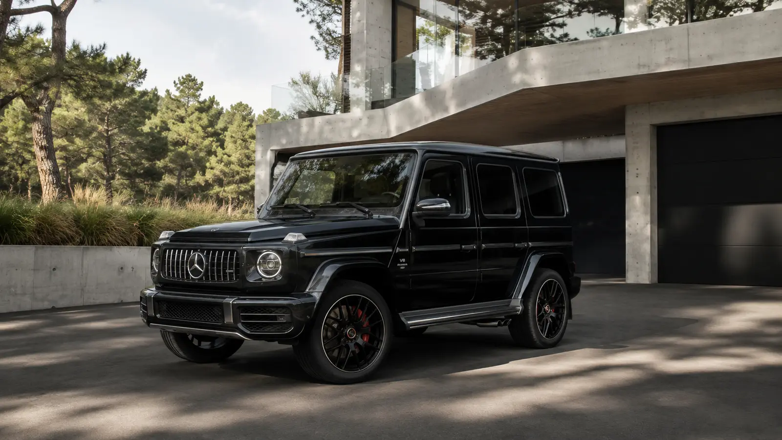 АВТО 1000958 чёрный Mercedes G-Class у современного дома